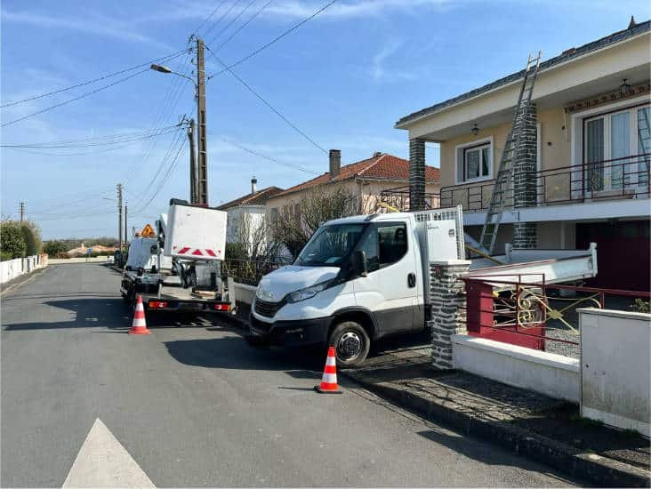 Véhicule de M alexis Argaillot entrain de stationner devant un pavillon