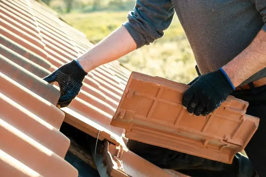 Gros plan sur une fenêtre de toit moderne et posée sur uen toiture dans les deux sèvres